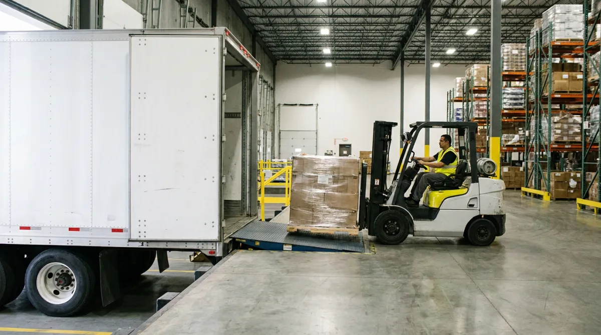 Recepción y almacenamiento de mercancía en un centro de distribución