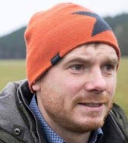 Porträtt av lantbrukare på fält med betande kor i bakgrunden, modern ljus stil