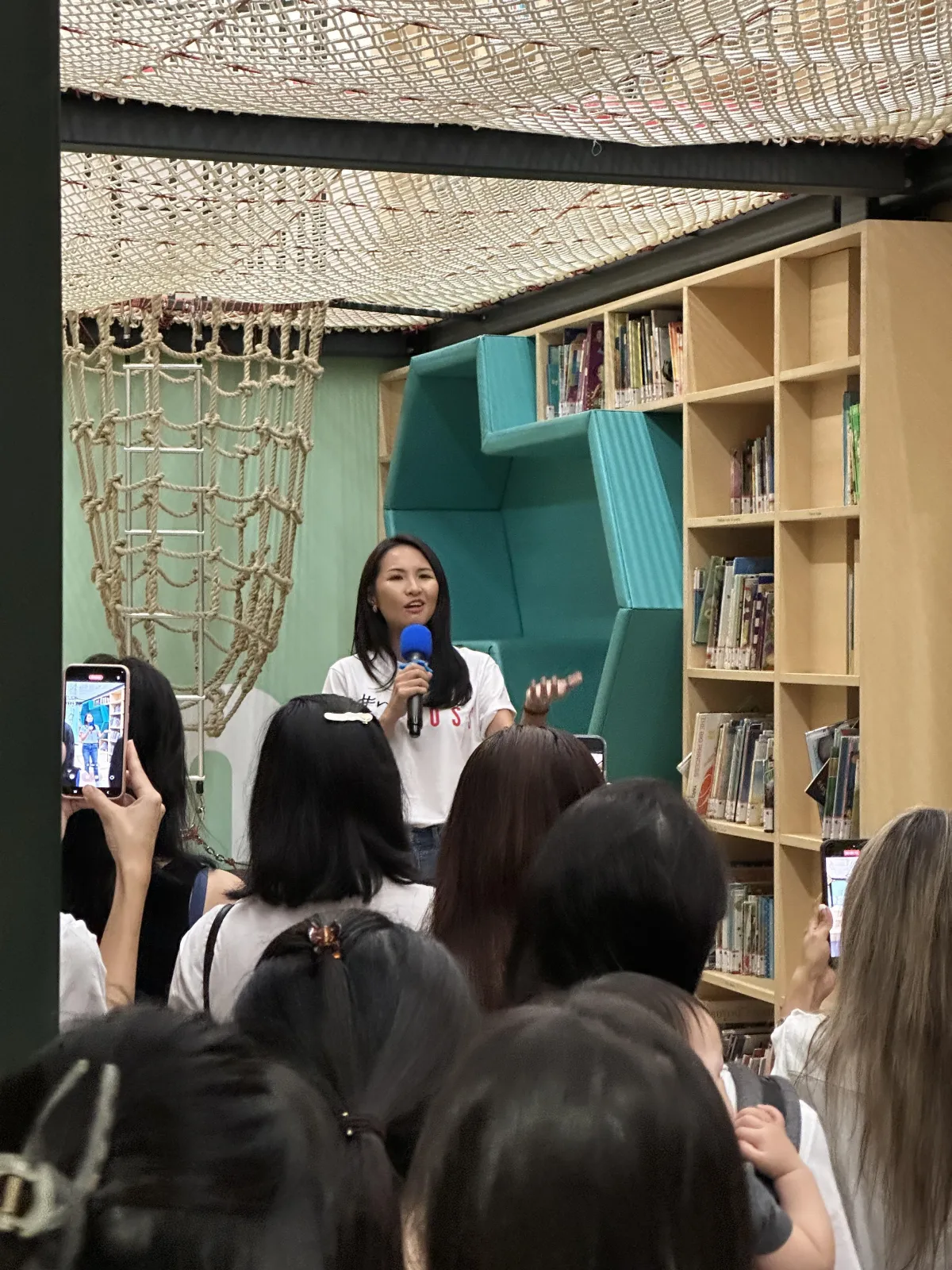 Host of MomBoss Academy Lead Gen Masterclass