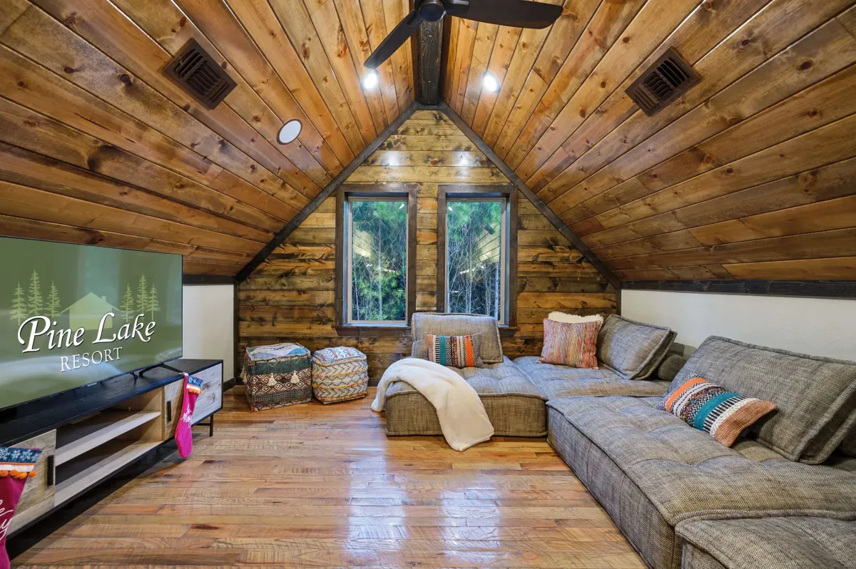 Starry Pines Lodge Loft Space