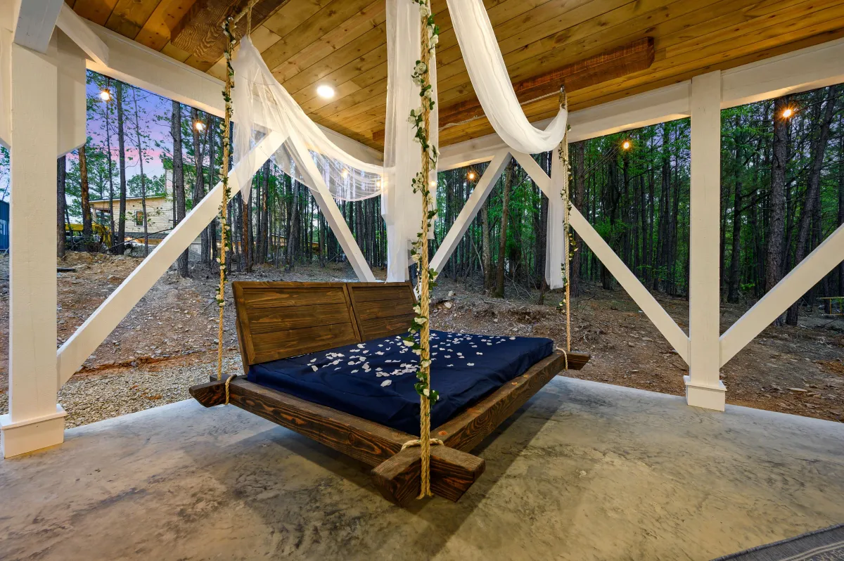 Treehouse at Pine Lake Swing Bed