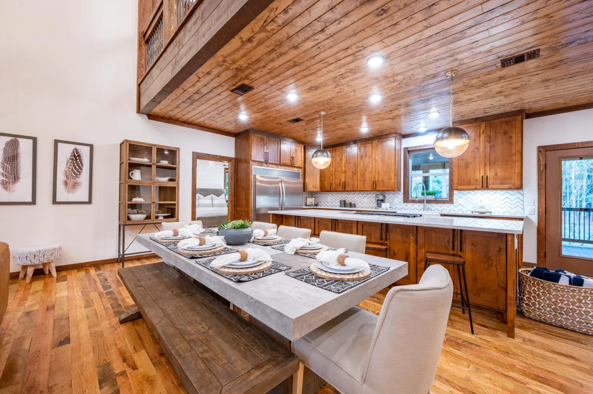 Cotton Creek Lodge Kitchen & Dining