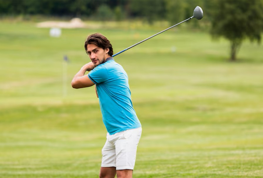 man swinging a golf club without back pain after visiting an acupuncture clinic in cupertino ca.