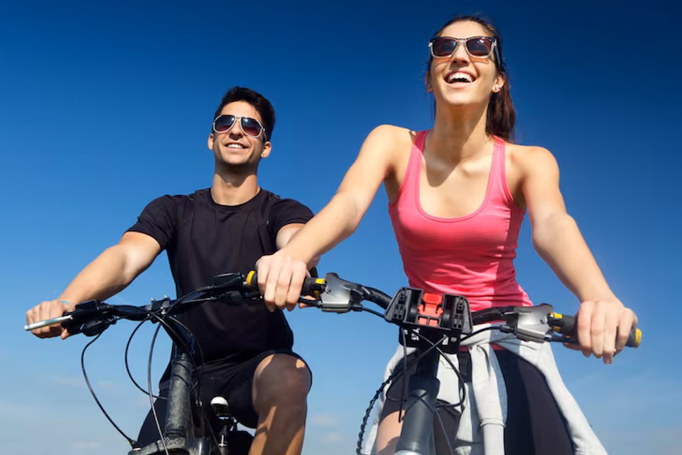 happy couple riding bikes outdoors thanks to pain relief from an acupuncture clinic in cupertino ca.