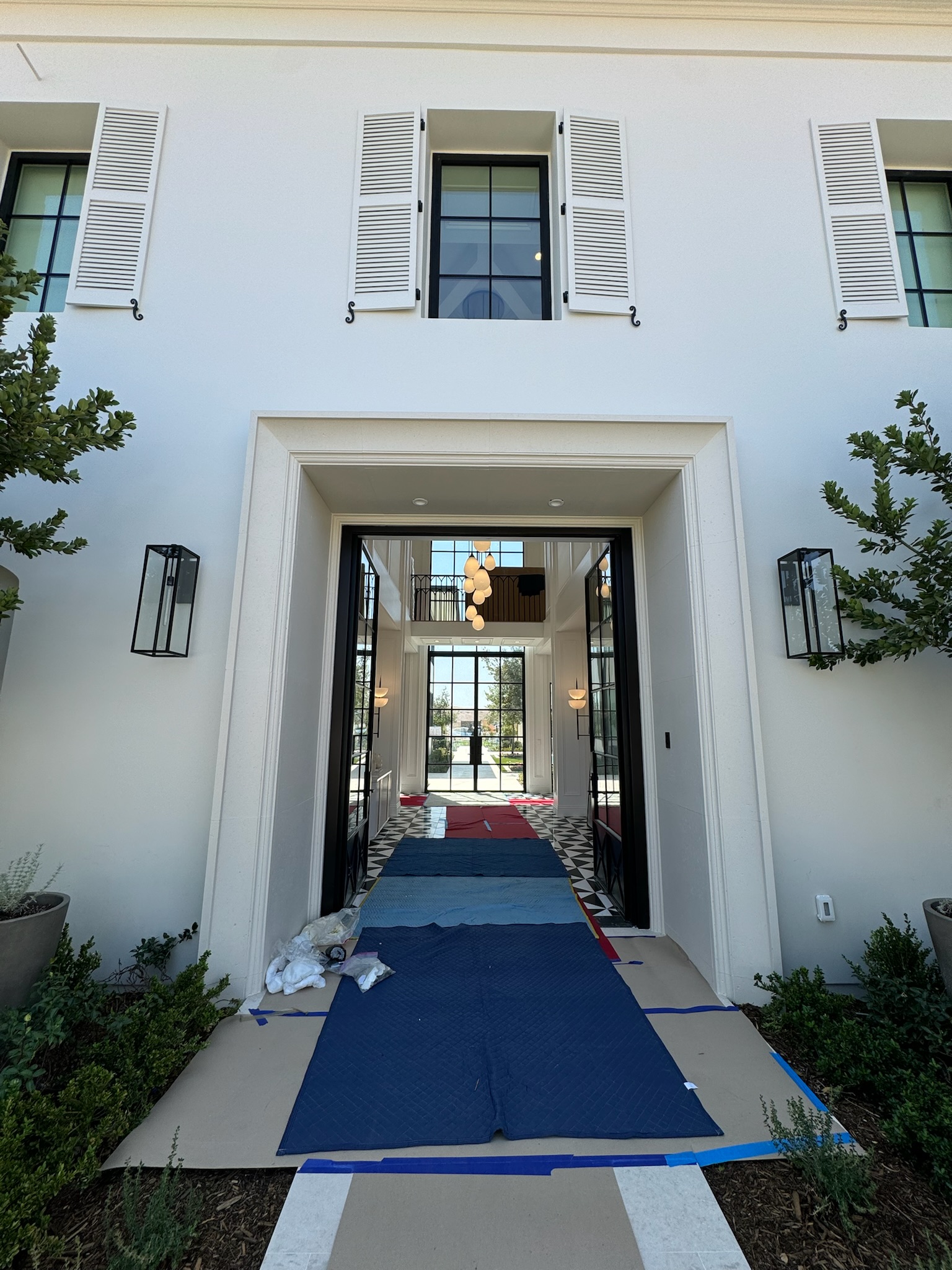 Screen door before window cleaning