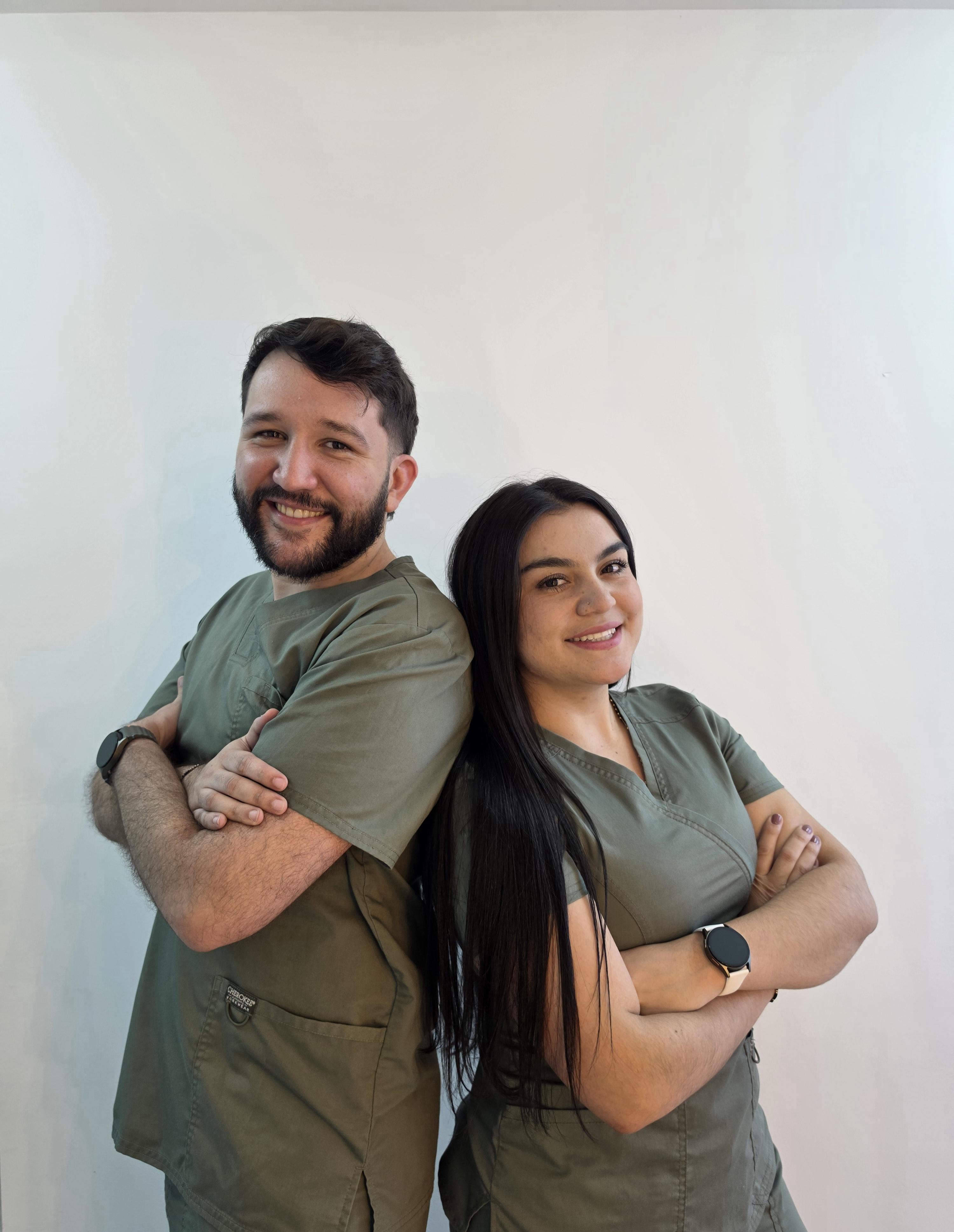 Paciente masculino antes y después de corrección de ginecomastia