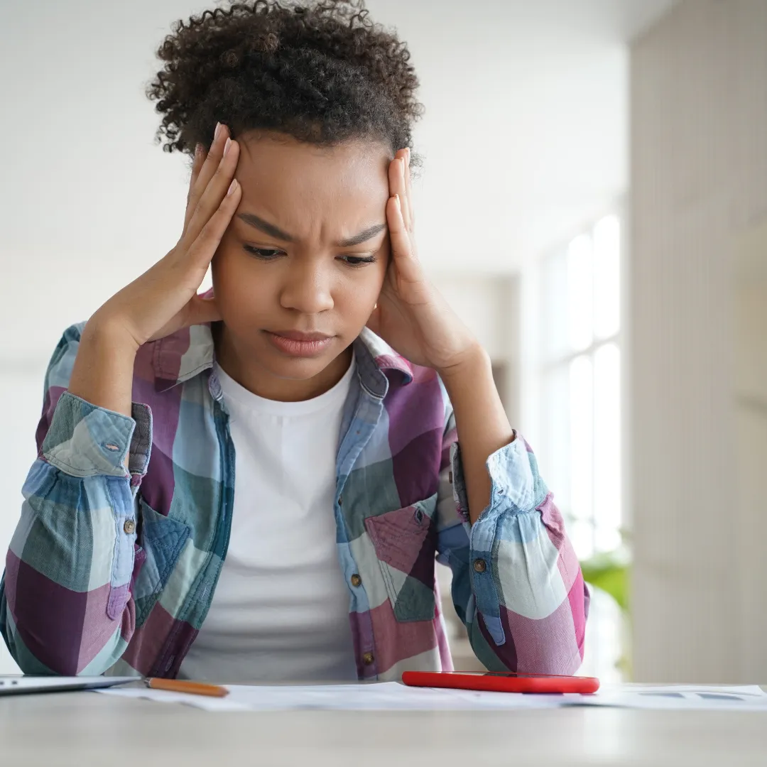fille en panique devant ses exercices de mathématiques