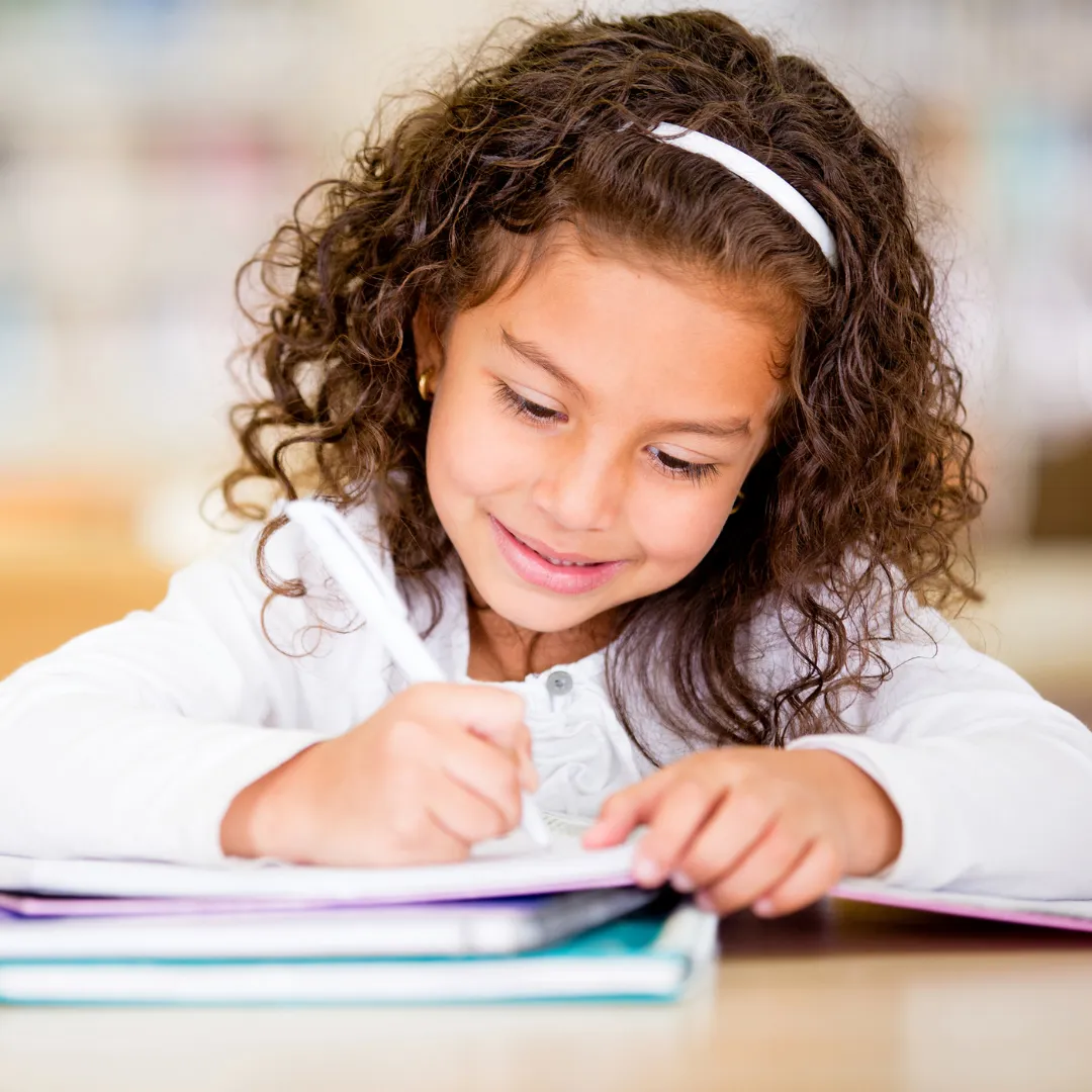 enfant qui écrit
