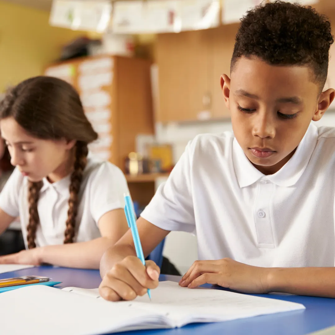 enfant qui écrit ses leçons