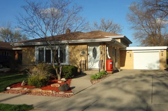 Oak lawn Concrete builds and installs driveway