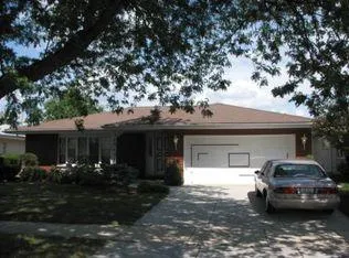 Oak lawn Concrete builds and installs driveway