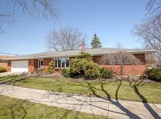 Oak lawn Concrete builds and installs driveway