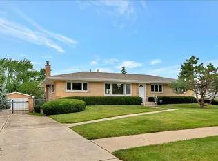 Oak lawn Concrete builds and installs driveway