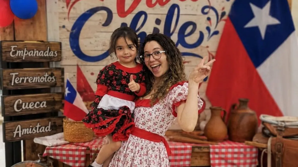 Ambiente patrio en Dental Fénix: pacientes y equipo celebrando el 17 de septiembre