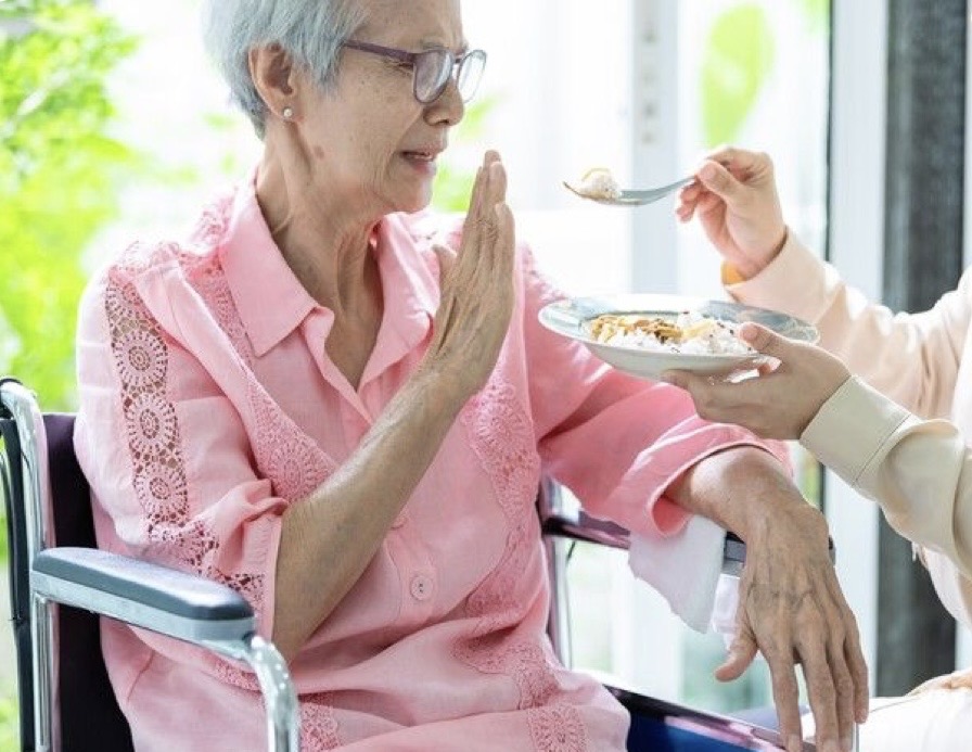 Rifiuto del cibo nella persona con Alzheimer: cause, strategie pratiche e cosa fare durante i pasti