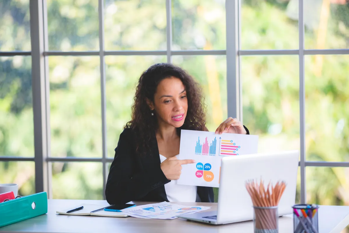 Consultante présentant des graphiques — conseil en création et gestion