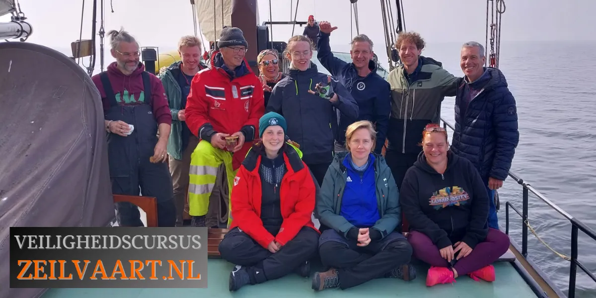 Praktijk maakt het verschil: Veiligheidstraining in de zeilvaart krijgt nieuwe lading