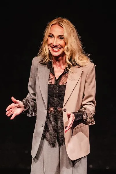 Dr. Anna Wohlthat – Longevity Keynote Speakerin mit Mikrofon