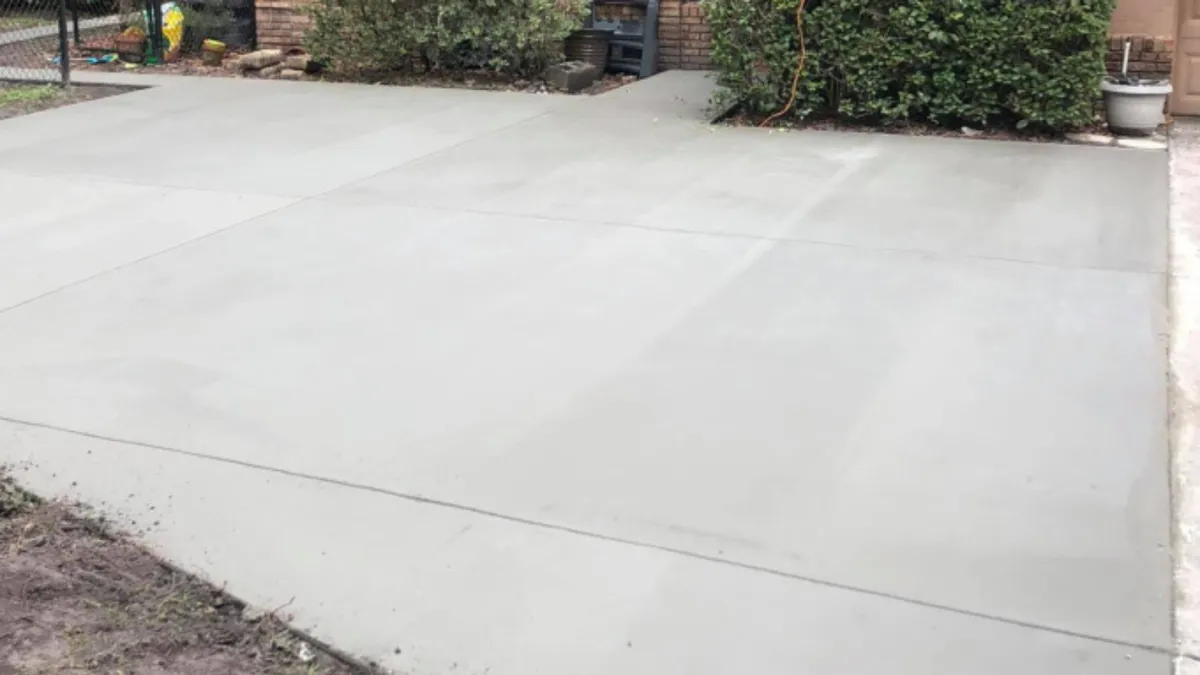 Jacksonville Concrete builds and installs driveways.