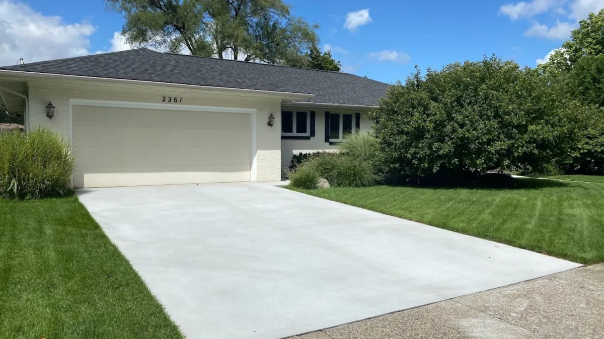 Jacksonville Concrete builds and installs driveways.