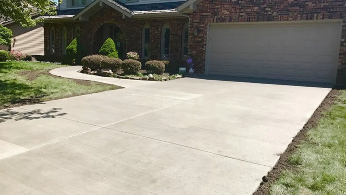 Jacksonville Concrete builds and installs driveways.