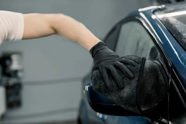 Limpieza y pulido de coche a mano