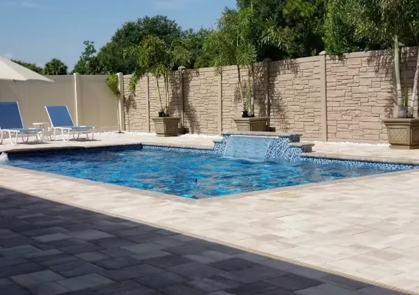 Piscina recién construida en un jardín
