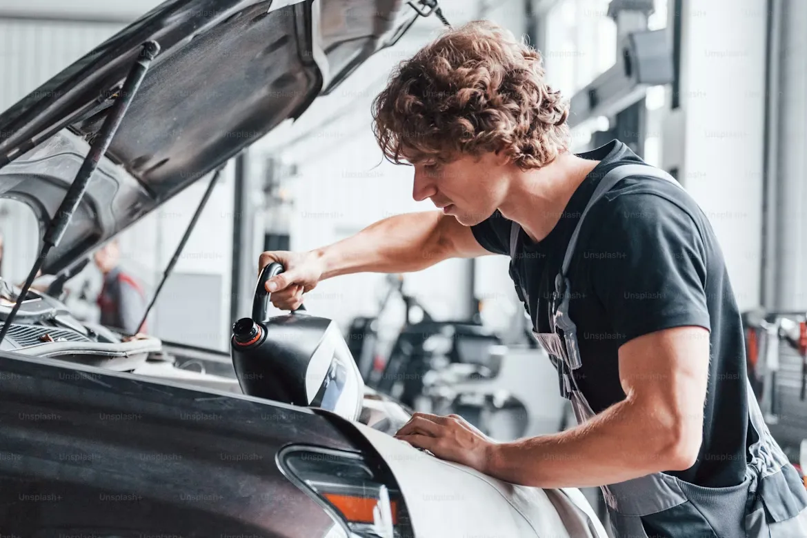 Mecánico revisando el motor de un coche