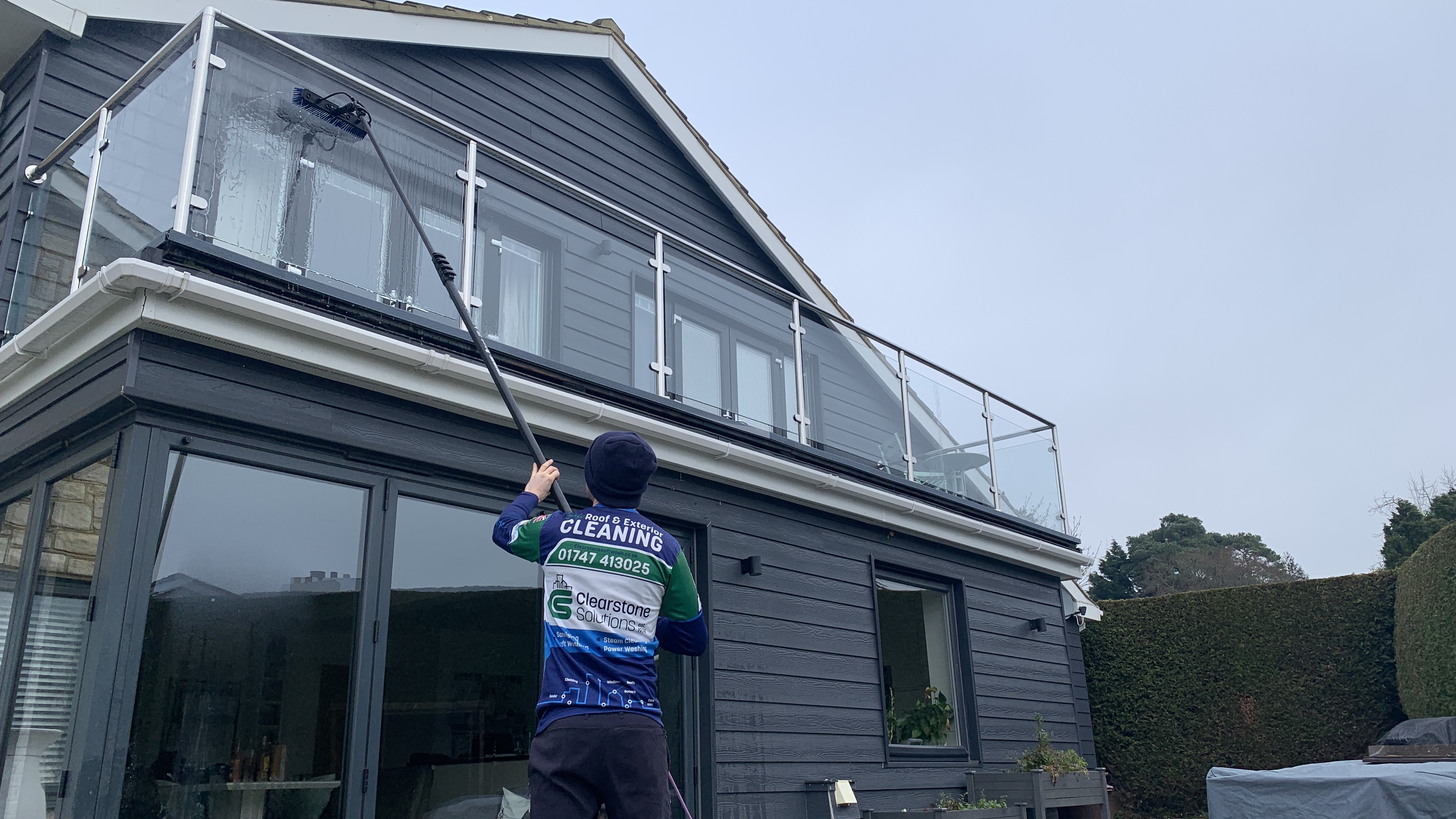 Window cleaning in Shaftesbry, Dorset. Serving Dorset, Somerset, Wiltshire and Hampshire. Editor note: Recommended CSS: .img-cover { width:100%; max-width:100%; height:auto; display:block; object-fit:cover; object-position:center; aspect-ratio:3/2; } Recommended source image size: at least 1200x800px (ideal 1500x1000px or larger for retina). If the original photo is portrait, prefer aspect-ratio:2/3 and equivalent pixel sizes (e.g., 800x1200px).