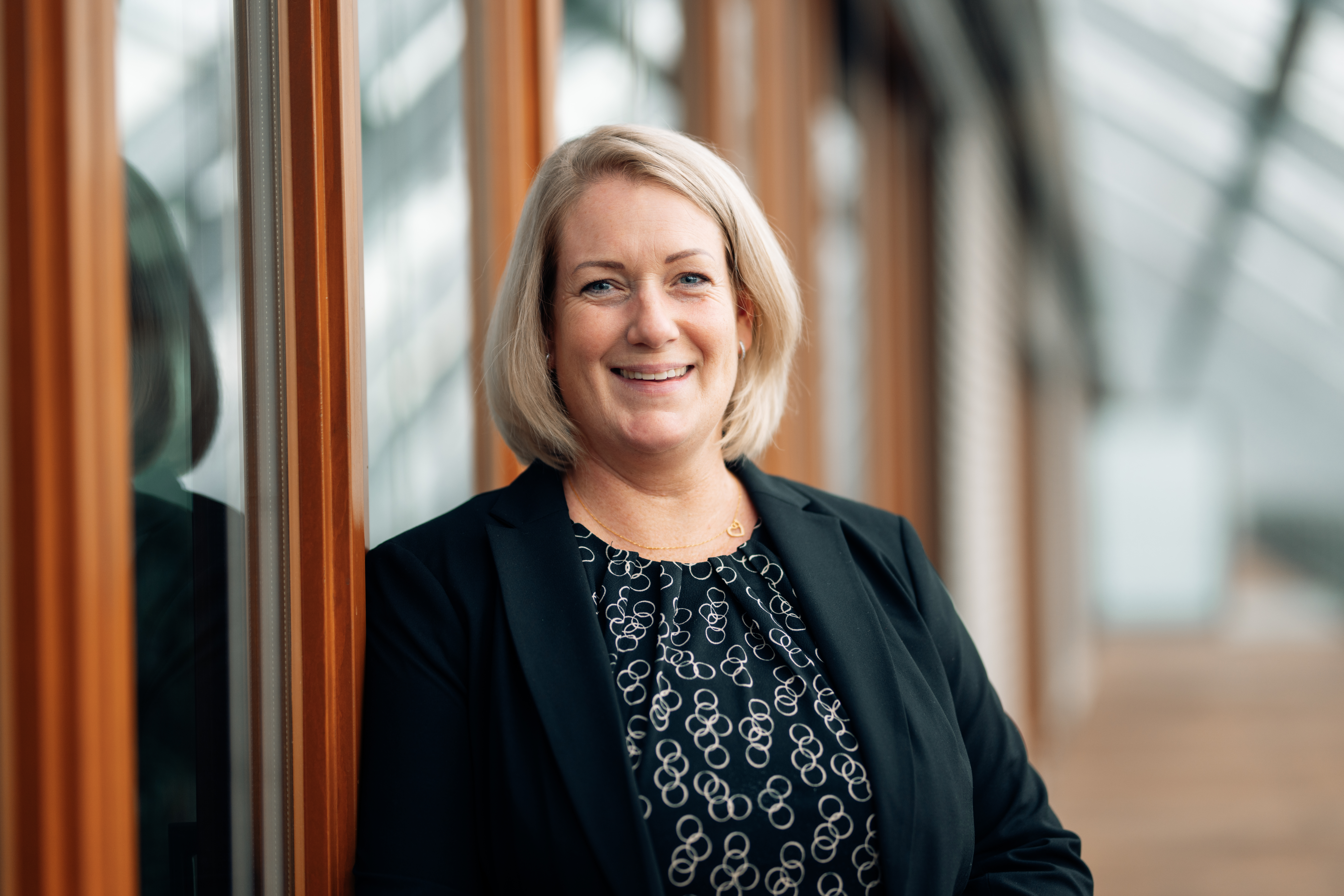Professionelle Person in neutraler Businesskleidung für das LumenBridge Institute