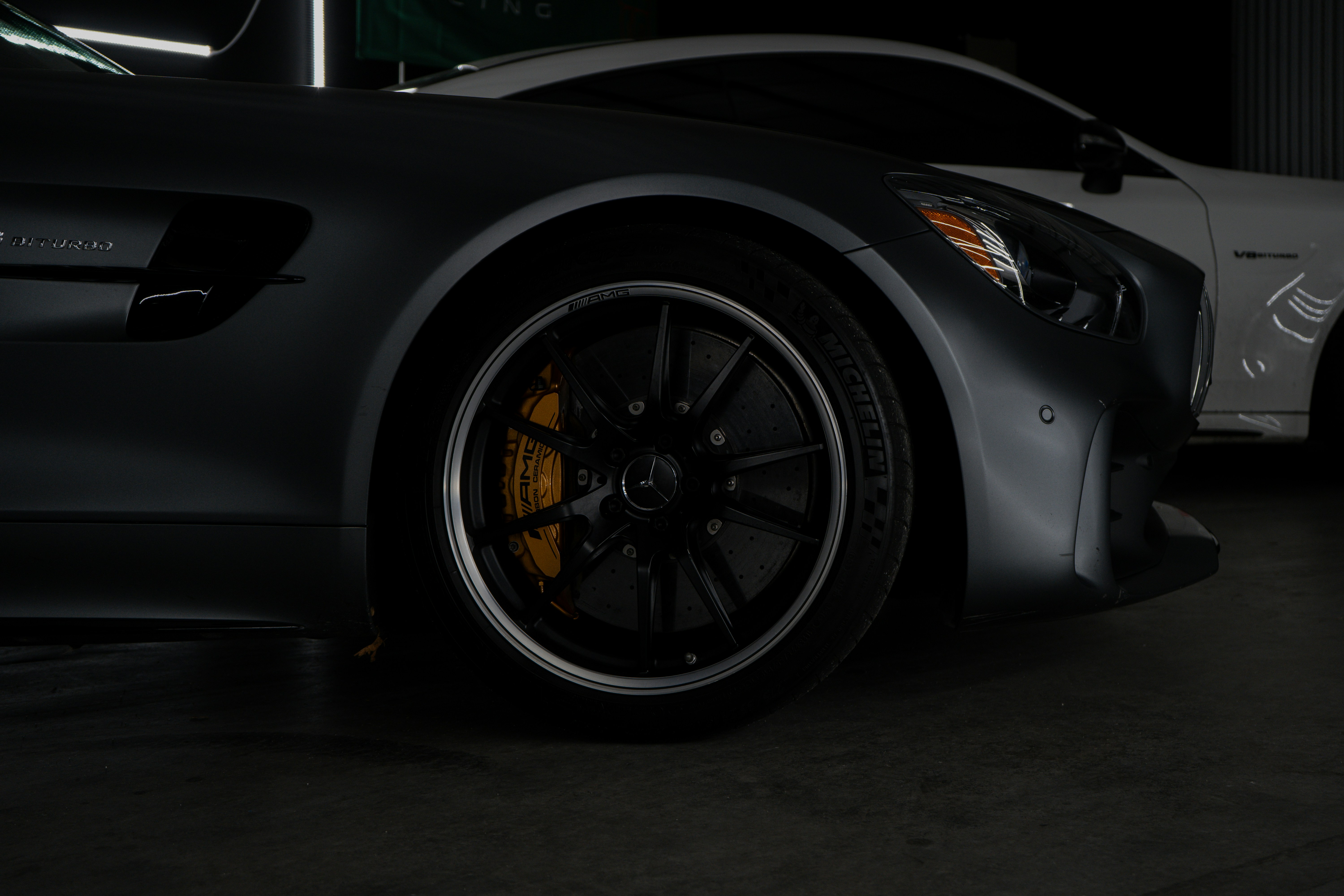 Zwei Fahrzeuge die mit Keramikversiegelung bearbeitet wurden