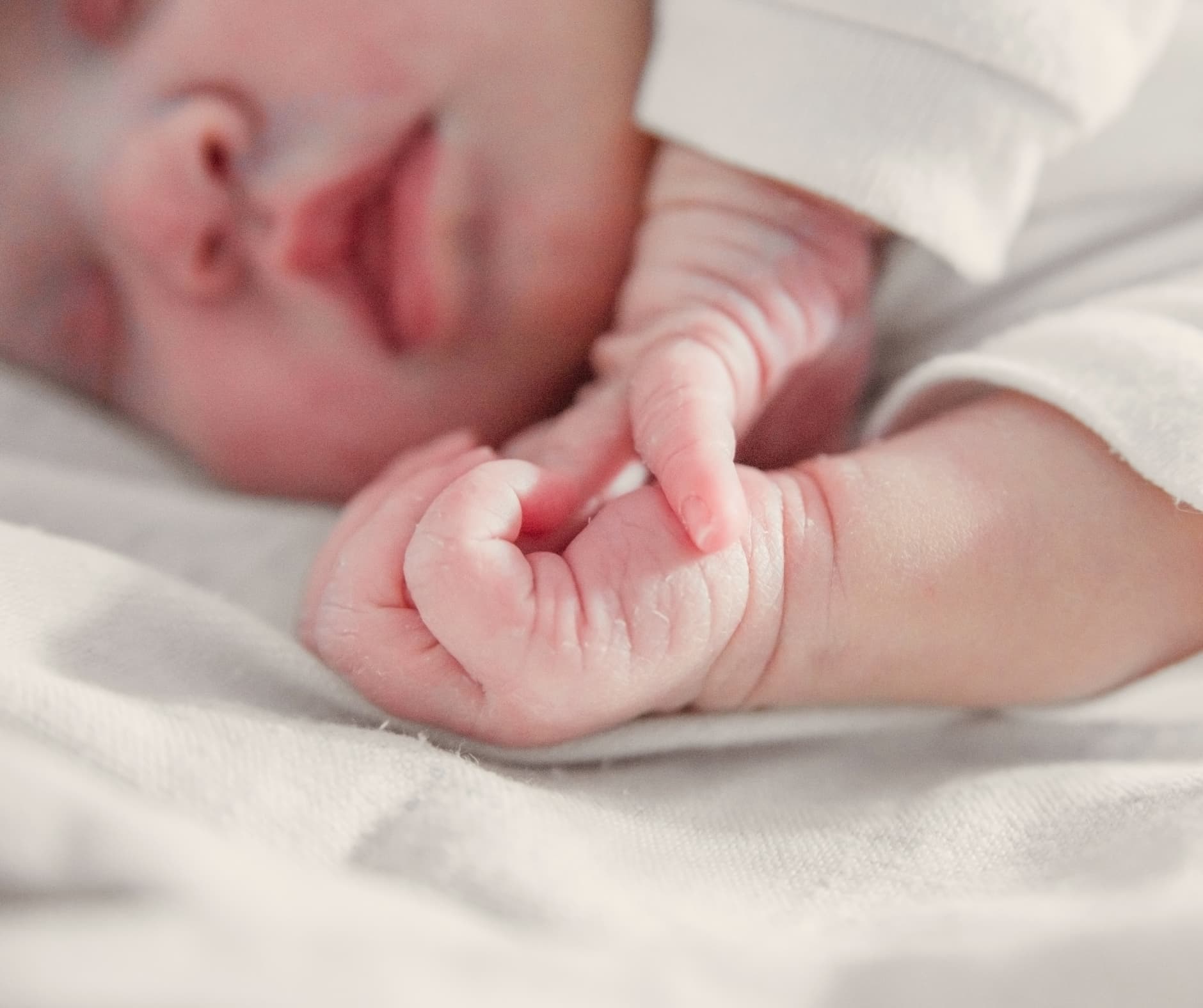 Baby sleeping during the 3 to 2 nap transition