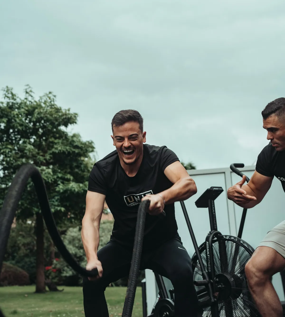 Intensieve HYROX-workout uitgevoerd door beginners en gevorderden