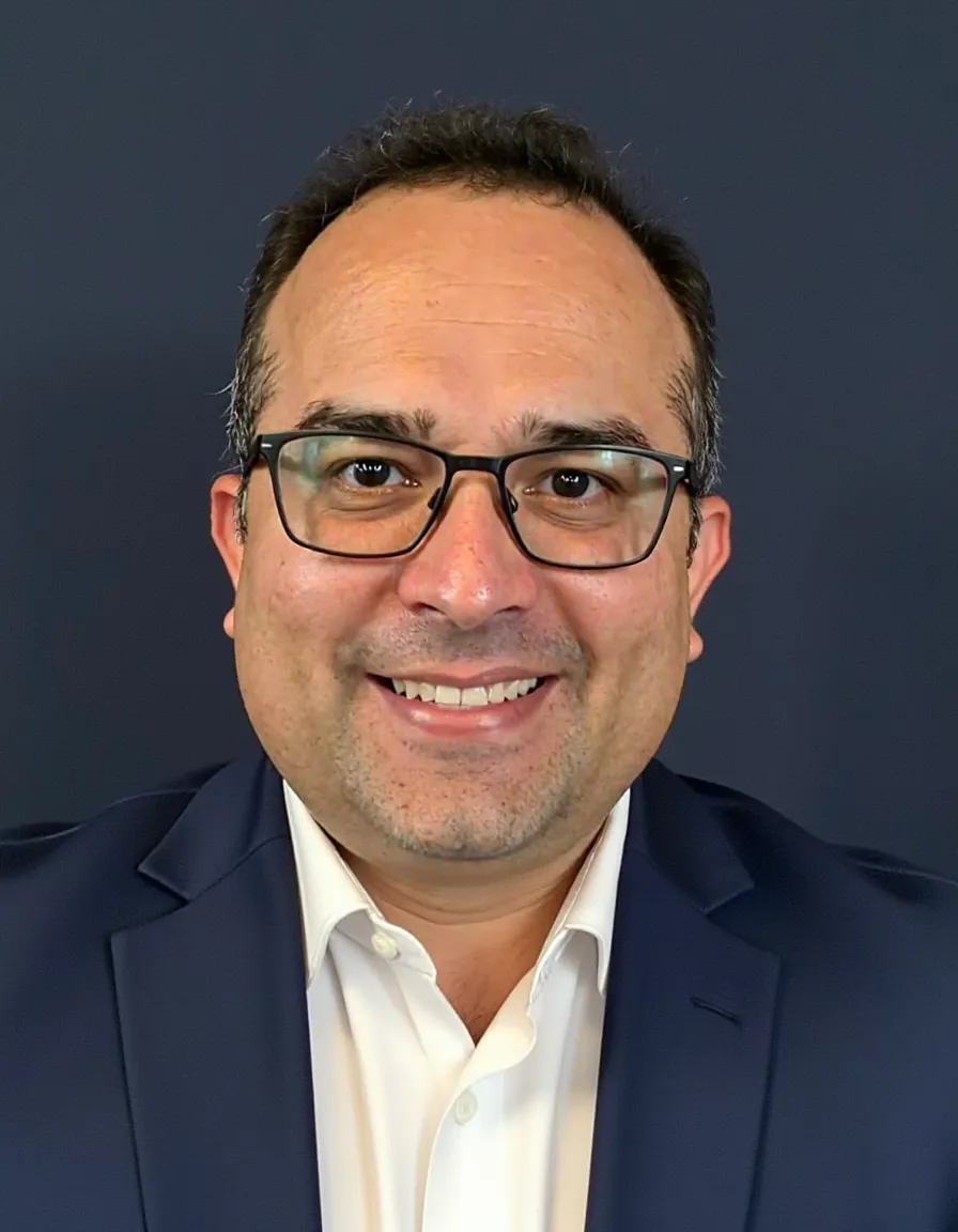 Sergio Rey en entorno corporativo ejecutivo