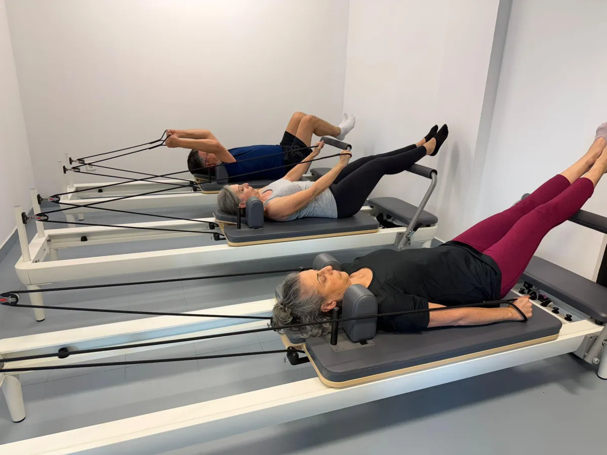 Hombre haciendo levantando barra con peso