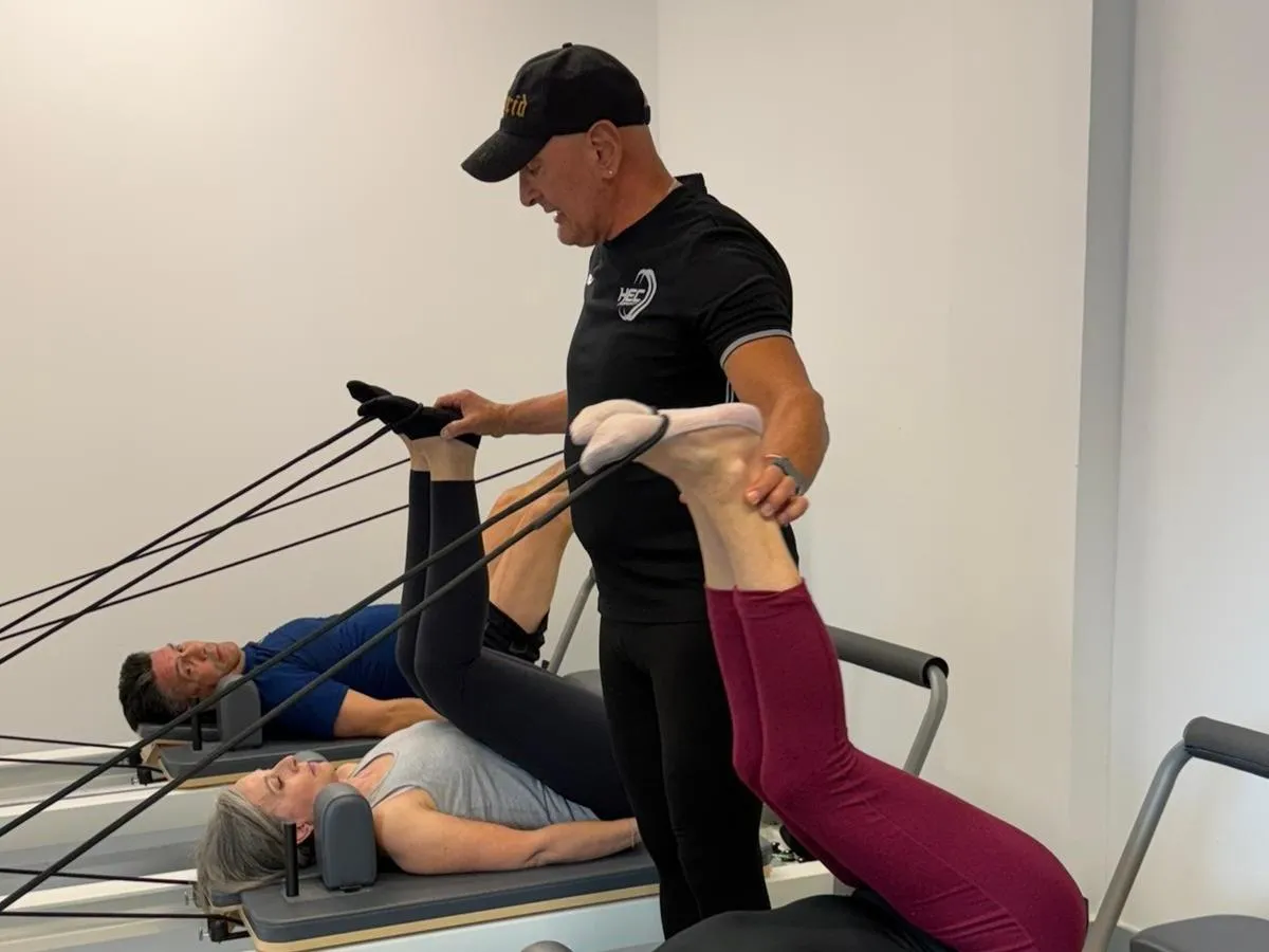 Hombre haciendo levantando barra con peso