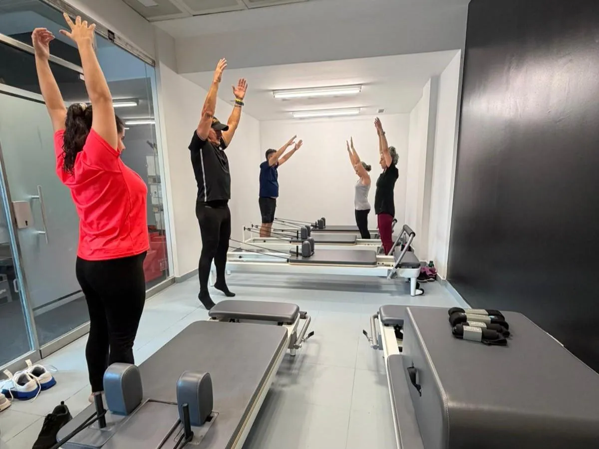 Hombre haciendo levantando barra con peso