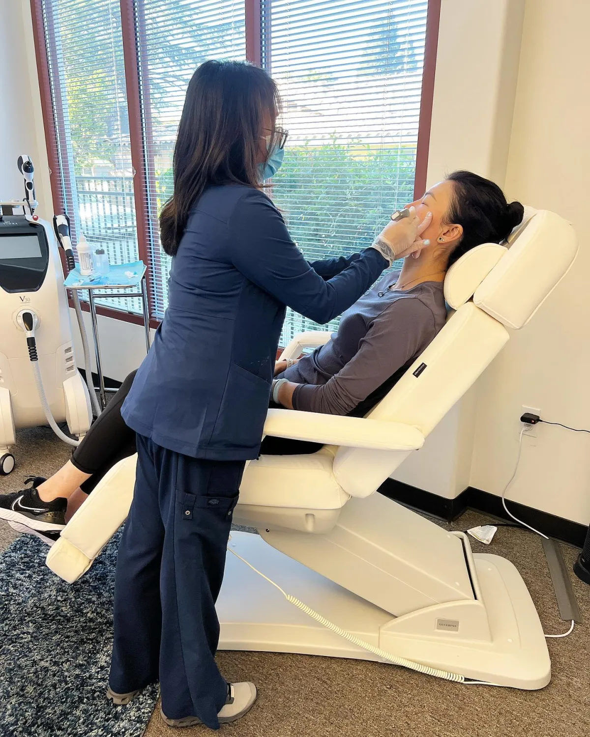 Nurse Injector performing a Botox treamtent to a Sanctuaire MD patient