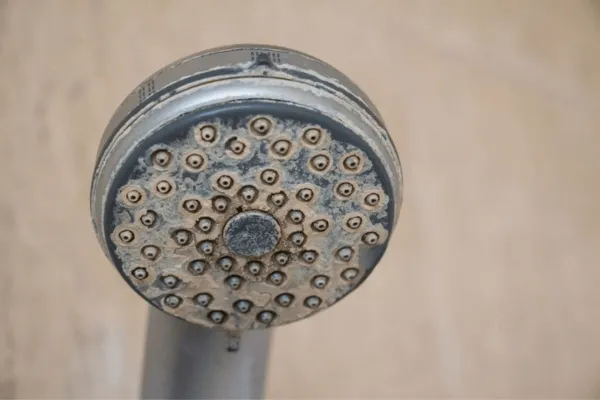 cabeza de ducha con residuos de agua dura en garfield nj