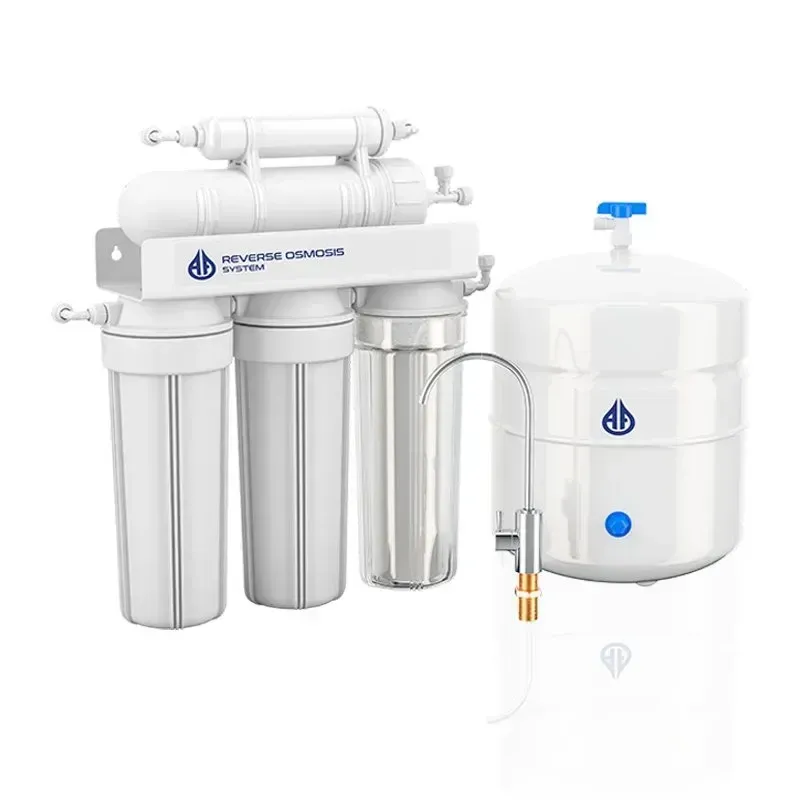 Sistema de ósmosis inversa con múltiples filtros y tanque de almacenamiento, diseñado para eliminar impurezas y mejorar la calidad del agua potable en hogares y negocios.