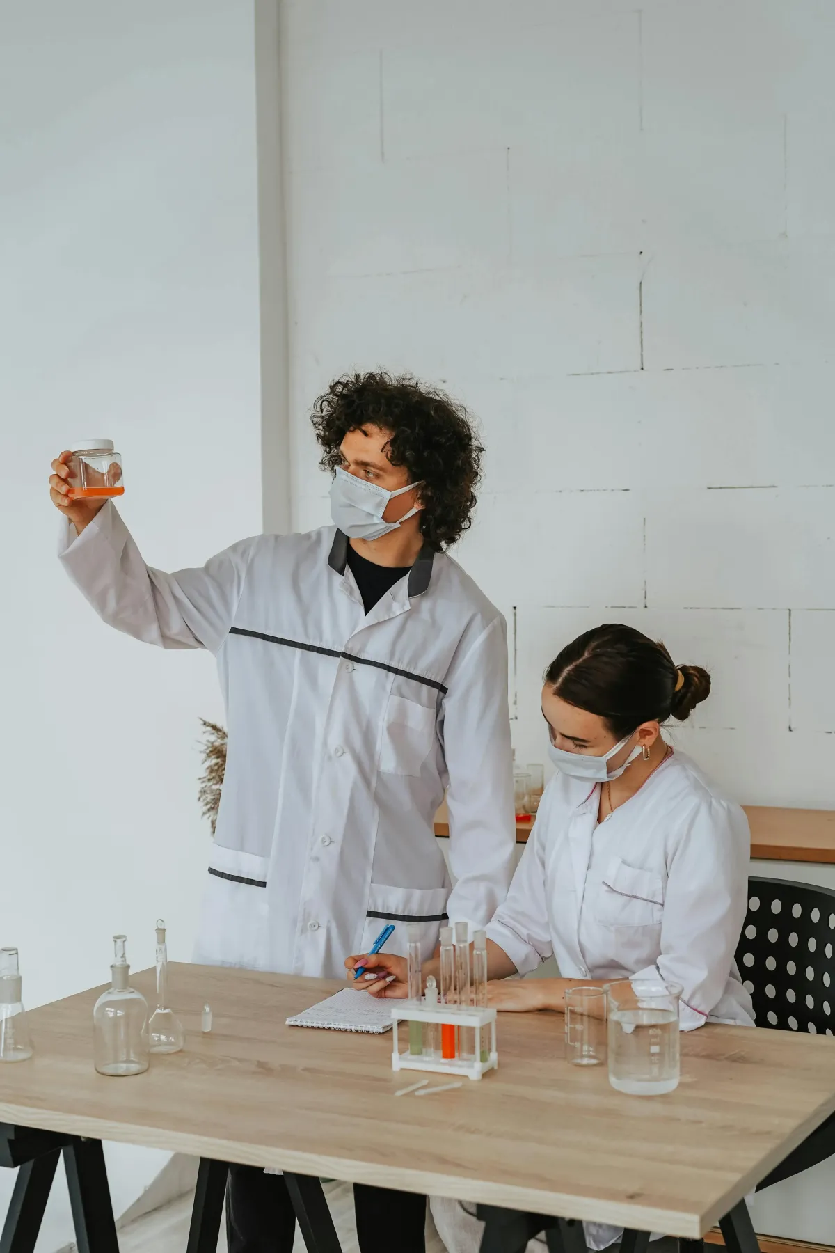 Expertos en laboratorio analizando la calidad del agua, verificando pureza y seguridad para consumo en hogares y negocios.