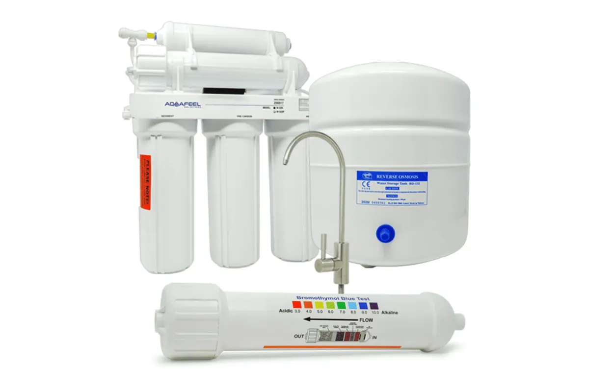 Sistema de ósmosis inversa alcalina con múltiples filtros y tanque de almacenamiento, diseñado para eliminar impurezas y mejorar la calidad del agua potable en hogares y negocios.