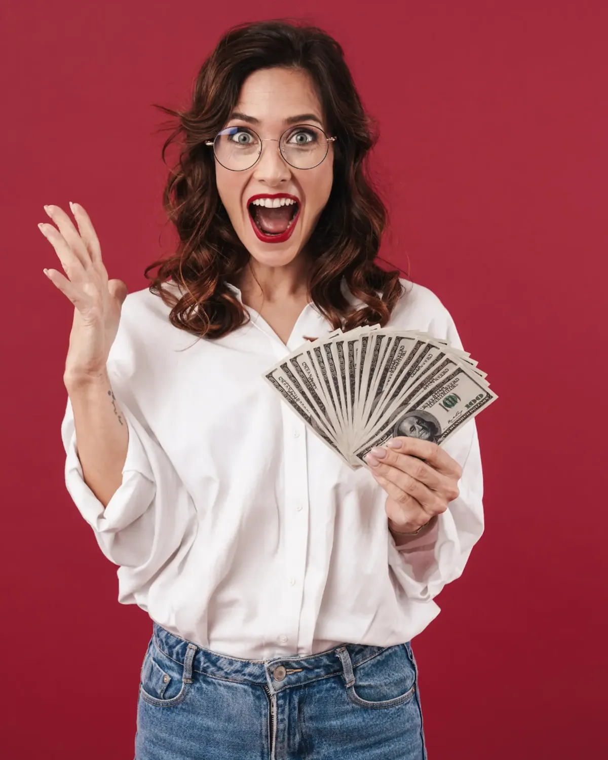mujer muy feliz con dinero en la mano