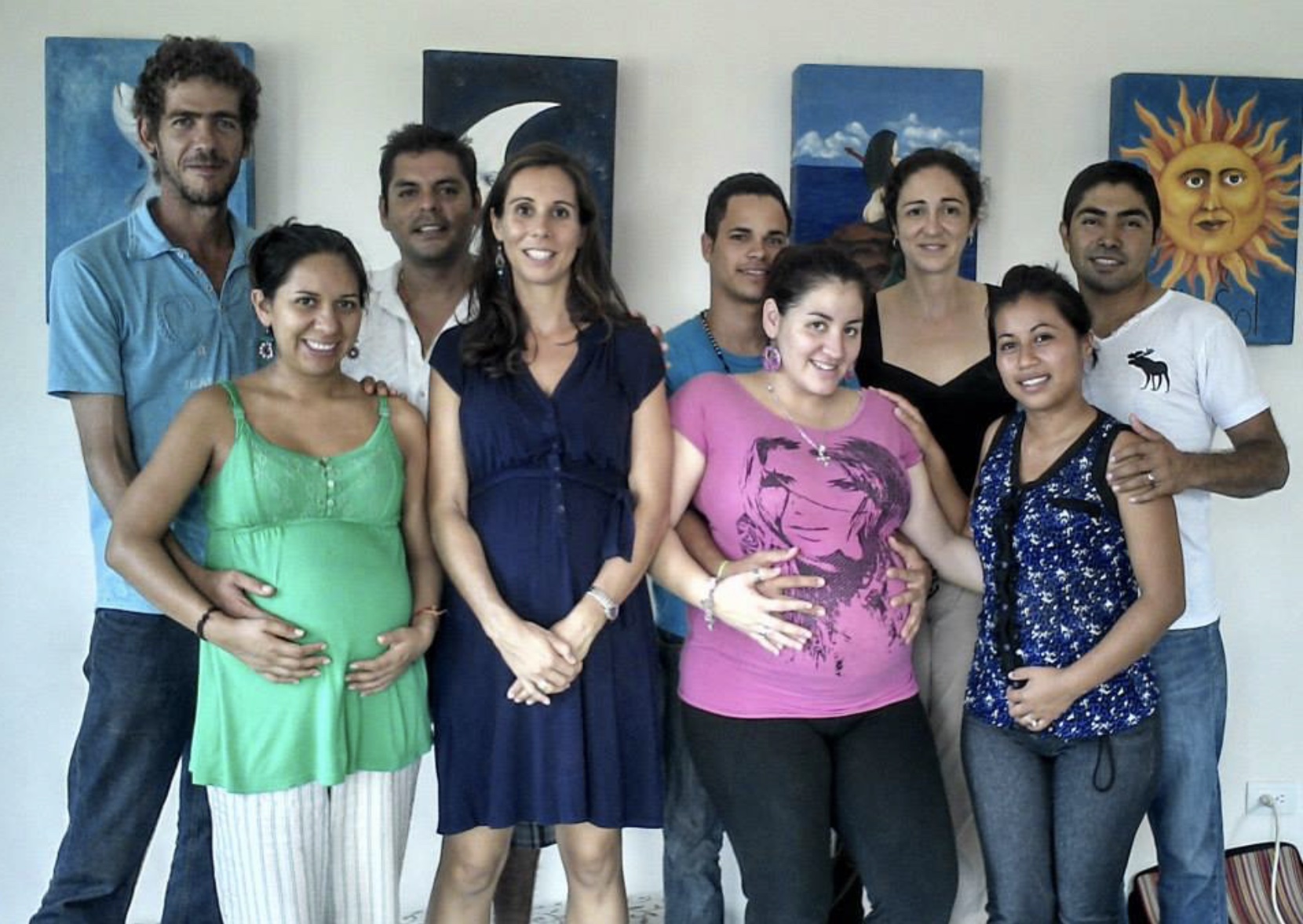 Grupo de mujeres embarazadas y sus acompañantes sonriendo juntas, comunidad de Parir Consciente
