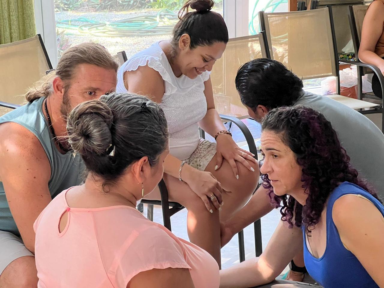 Grupo de mujeres embarazadas y sus acompañantes sonriendo juntas, comunidad de Parir Consciente