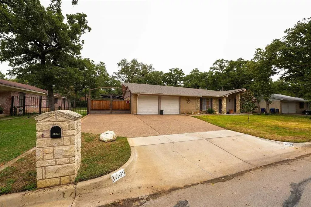 Fort Worth Concrete builds and installs Driveway