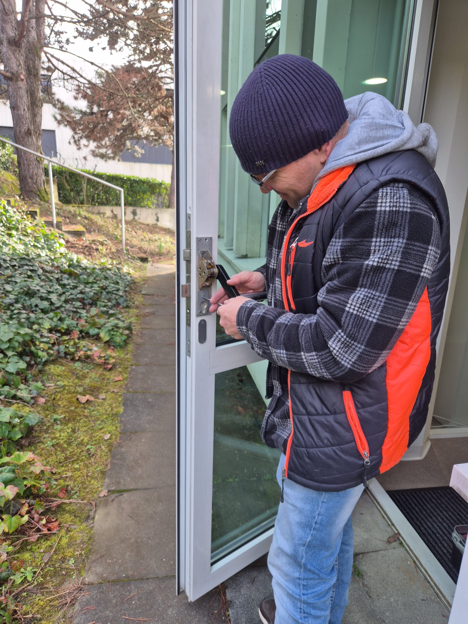 Serrurier ADSK Services intervenant sur une porte à Renens (VD) – dépannage 24h/24