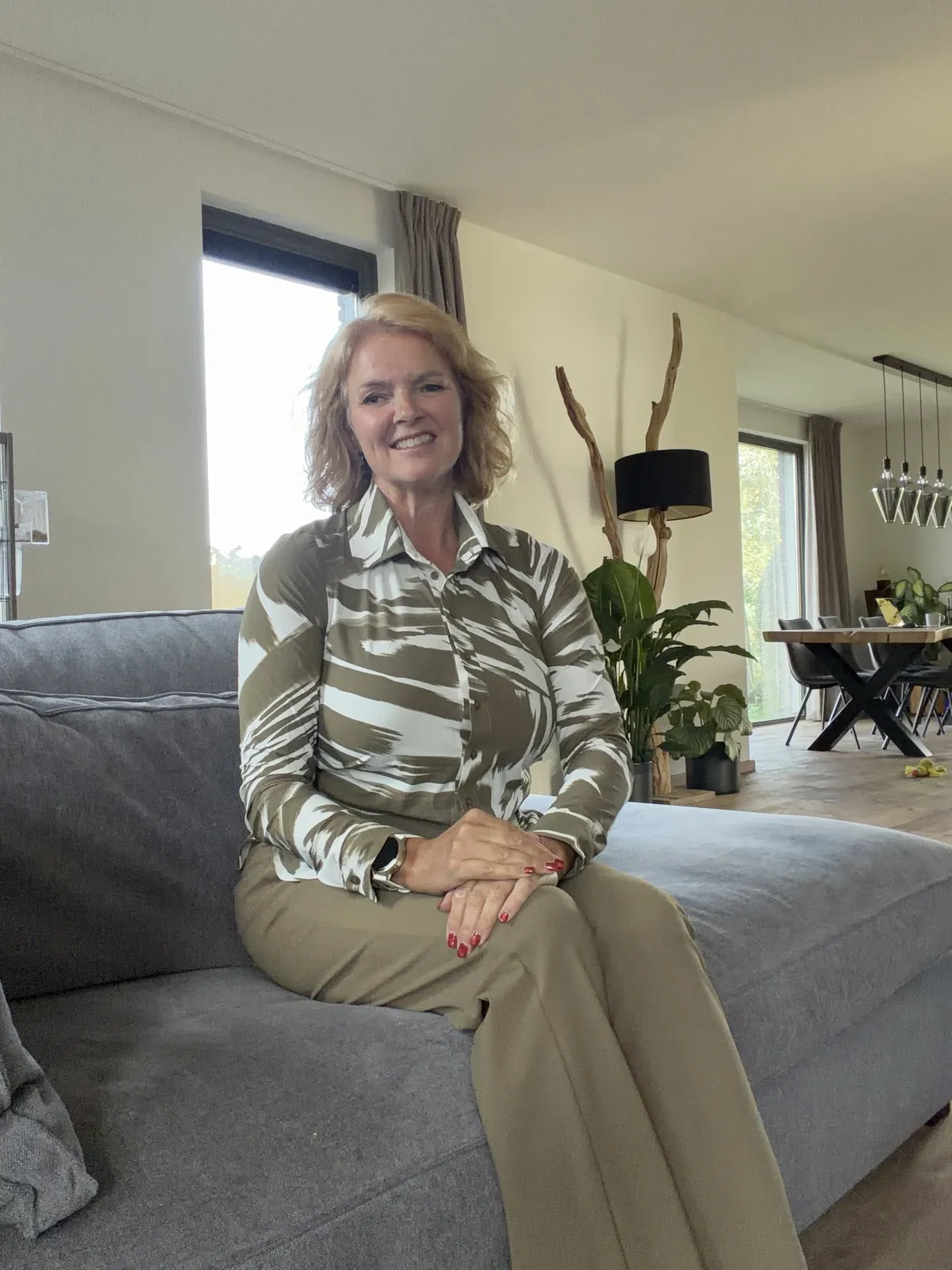 Marion glimlachend in een ontspannen, natuurlijke lifestyle setting