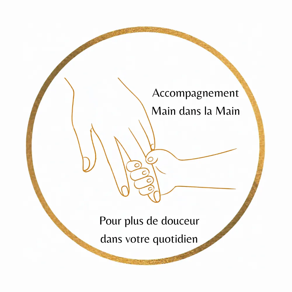 Parent tenant tendrement la main d'un jeune enfant dans une lumière douce