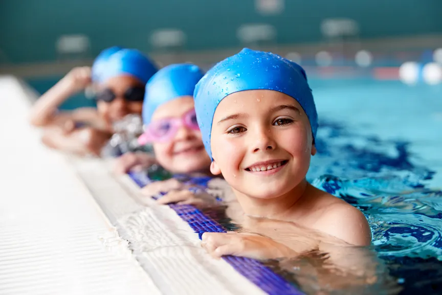imagen de unos niños en un centro acuático disfrutando del agua con ozono que no les lastima los ojos